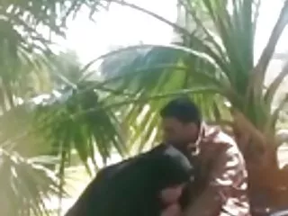ਨੌਜਵਾਨ ਅਤੇ ਪਿਚਕਾਰੀ ਹਿੰਦੀ sexy ਕਾਲਜ ਕੁੜੀ orgasms ਉਸ ਦੇ ਝਰਨੇ